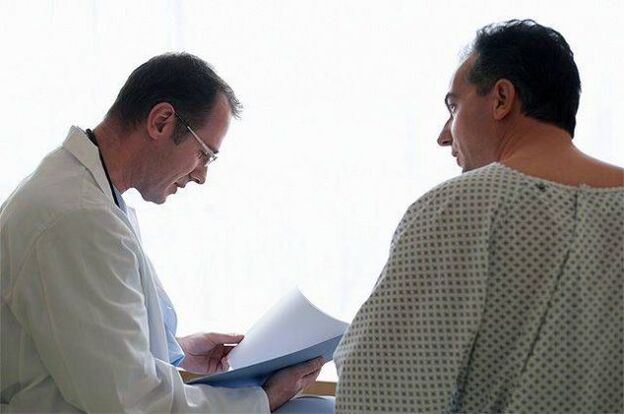 Le médecin prescrit au patient des médicaments contre la prostatite