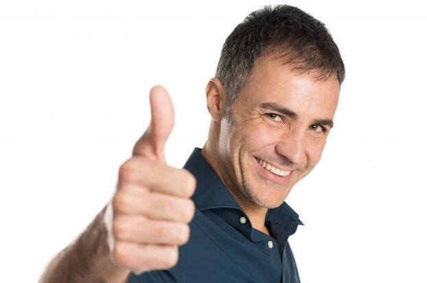 Un homme est satisfait du traitement médicamenteux de la prostatite